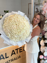 Load image into Gallery viewer, Play Bianca – 200 White Roses Bouquet