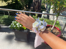 Load image into Gallery viewer, Corsage fresh flowers
