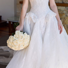 Load image into Gallery viewer, Classic Round Domain Bouquet for a bride in white rose
