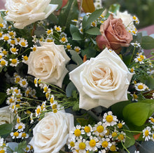 Load image into Gallery viewer, Sweet-soul-wreath-white-cream-roses
