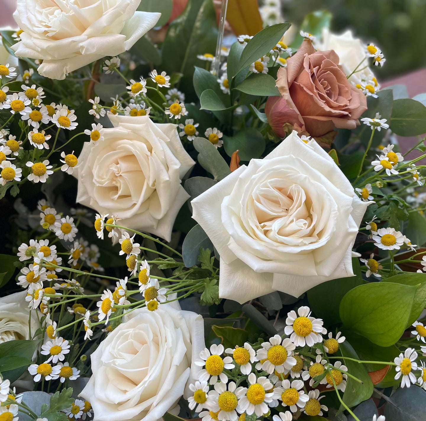 Sweet-soul-wreath-white-cream-roses